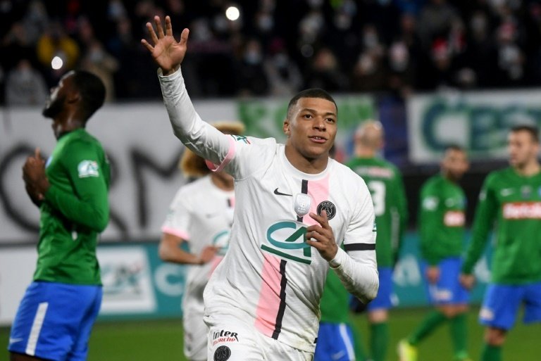 Sans forcer, le Paris SG, avec Sergio Ramos titulaire, s'est qualifié pour les 16es de finale de la Coupe de France aux dépens des amateurs de l'Entente Feignies-Aulnoye (3-0), grâce au doublé de Kylian Mbappé, dimanche à Valenciennes.