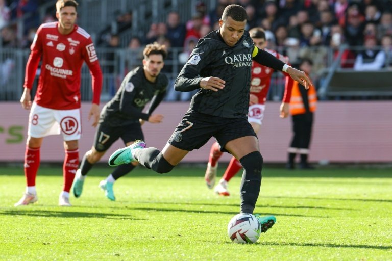 Le PSG échappe à la foudre à Brest, mais pas Mbappé