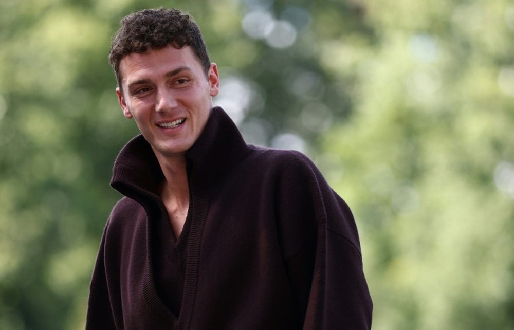 Benjamin Pavard arrive au centre d'entraînement de l'équipe de France. AFP