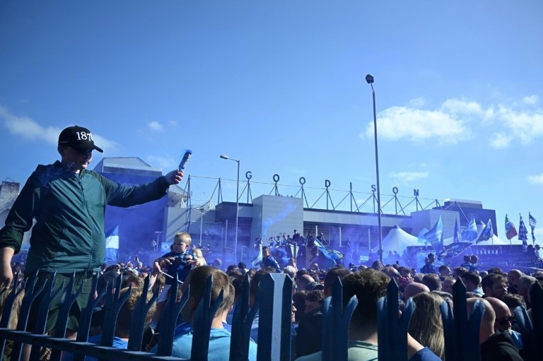 Les joueurs d'Everton ont prolongé sur le terrain et sous le soleil, dimanche contre Southampton (2-0), la fête lancée par les supporters pour le dernier match de Premier League disputé à Goodison Park, l'emblématique stade inauguré en 1892.