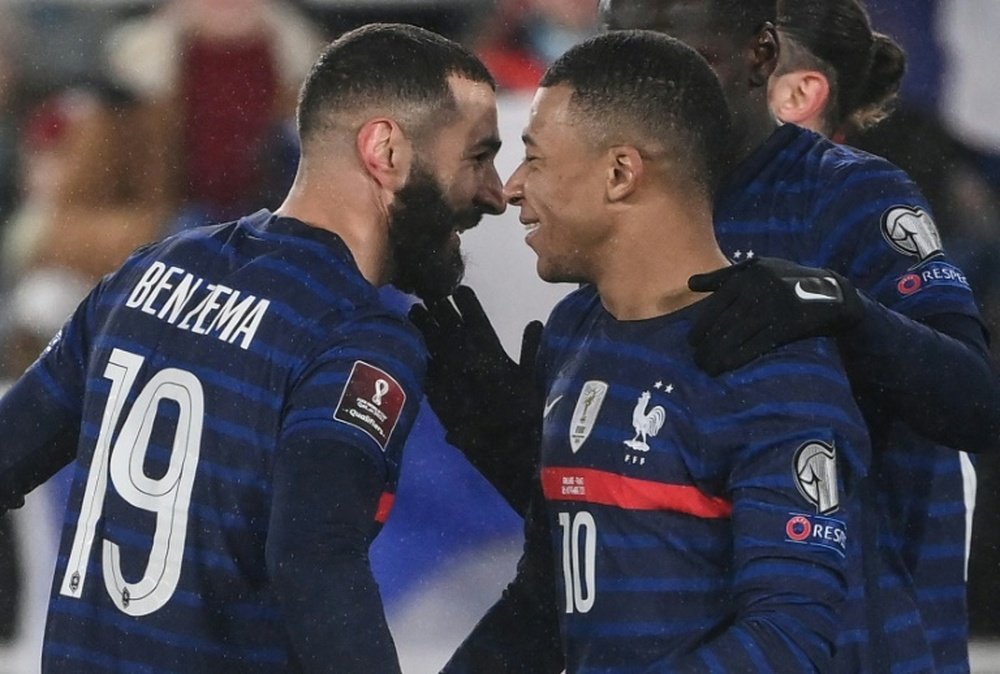Benzema et Mbappé fêtent un but lors du match contre la Finlande. AFP