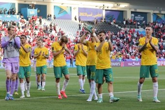 L'Australie et le surprenant Tadjikistan sont les premiers qualifiés pour les quarts de finale de la Coupe d'Asie des nations de football après leur succès dimanche à Doha, respectivement contre l'Indonésie (4-0) et les Emirats arabes unis (1-1, 5-3 aux tirs au but).
