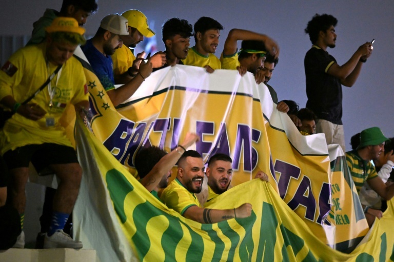 The arrival of Neymar and his team was greeted by colorful spectators