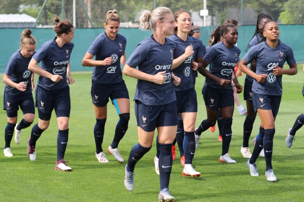 L'équipe de France féminine à lentraînement au stade Charles Ehrmann à Nice. AFP