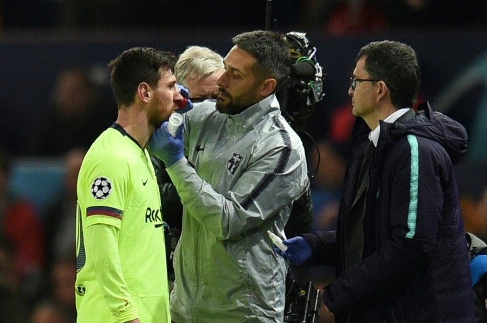 Lionel Messi se fait soigner lors du match contre Manchester United en quarts aller de C1. AFP