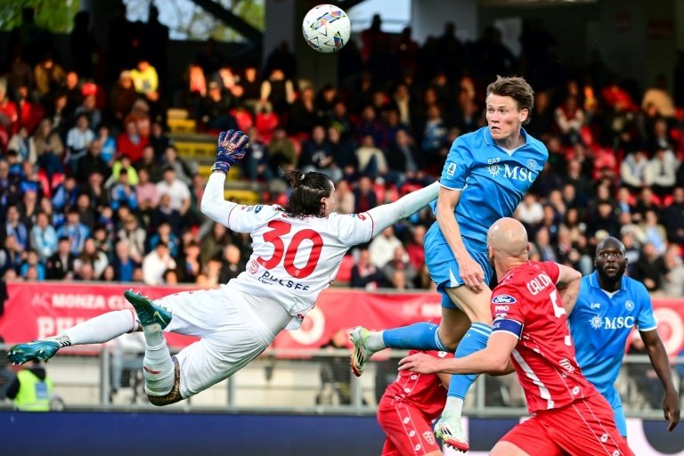 Naples vient à bout de Monza et met la pression sur l'Inter