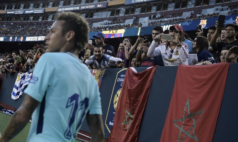 Neymar pris en photo par des spectateurs lors d'un match amical contre Manchester United. AFP