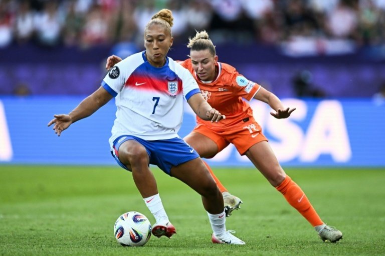 L'Angleterre s'est ressaisie en surclassant les Pays-Bas (4-0) grâce notamment à un doublé de Lauren James, mercredi à Zurich, et revient dans la course aux quarts de finale de l'Euro-2025 après sa défaite initiale contre la France (2-1).