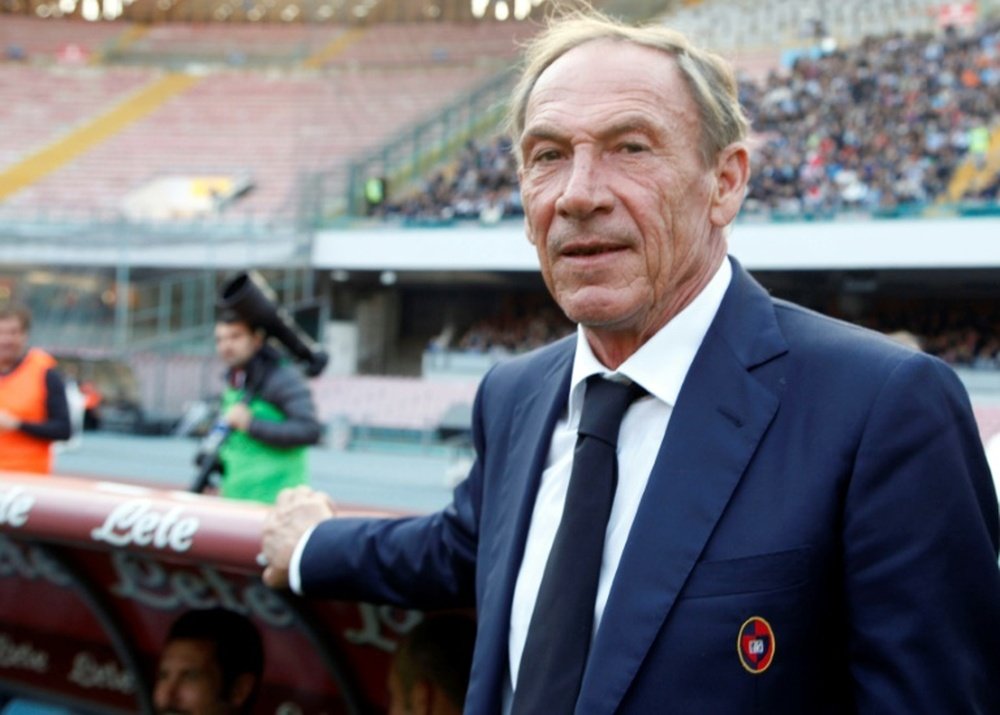 Zdenek Zeman, alors entraîneur de Cagliari, lors du déplacement de son équipe à Naples. AFP