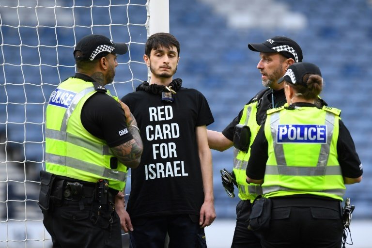 Un manifestant portant un t-shirt "carton rouge pour Israël" s'est attaché à un poteau de but vendredi avant la rencontre de qualification pour l'Euro-2025 féminin entre l'Ecosse et Israël, pourtant joué à huis clos, une action qui a repoussé le coup d'envoi d'une demi-heure.
