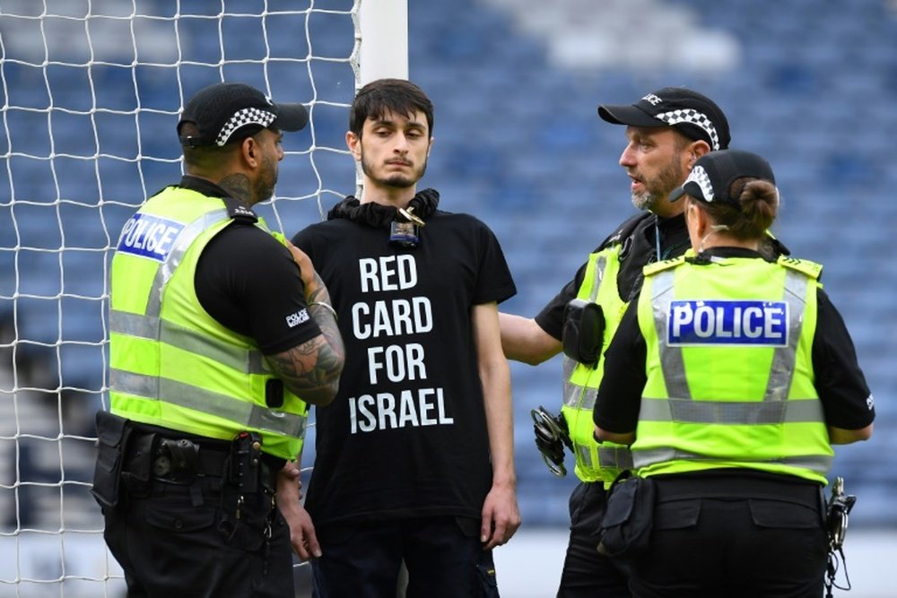 Un militant pro-palestinien retarde le coup d'envoi d'Ecosse-Israël. Afp