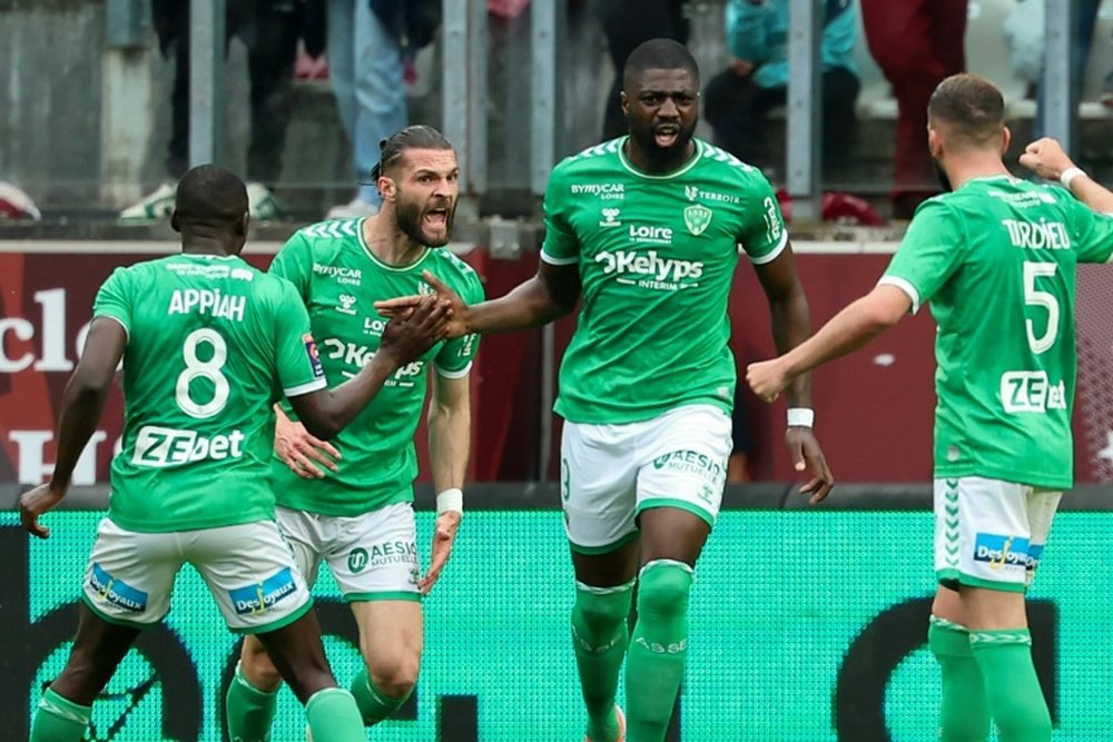 Deux ans après, Saint-Étienne retrouve la Ligue 1 et envoie Metz en Ligue 2. Afp