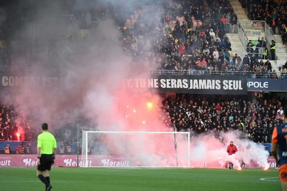 Des jets de fumiègenes sur le terrain lors du match arrêté entre Montpellier et Saint-Etienne. AFP