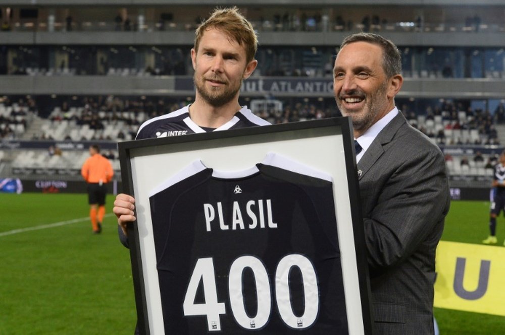 Jaroslav Plasil reçoit un maillot spécial pour son 400e match avec Bordeaux. AFP