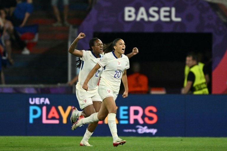 Delphine Cascarino libère les 'Bleues' qui se hissent en quarts