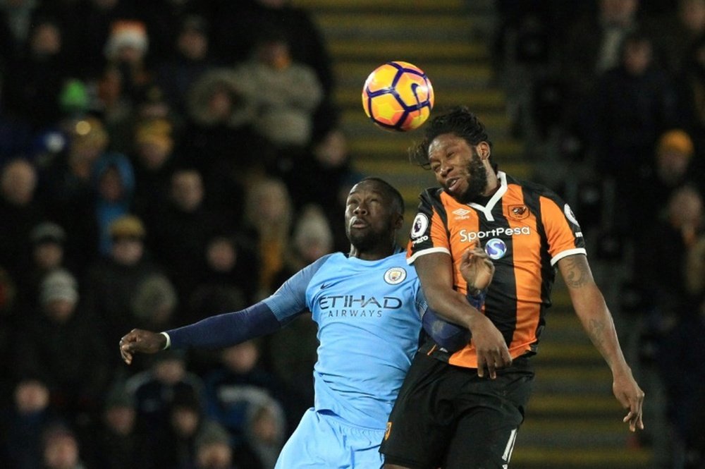Bacary Sagna (Manchester City) en duel aérien avec Dieumerci Mbokani de Hull City, le 26 décembre 2016 à Kingston upon Hull