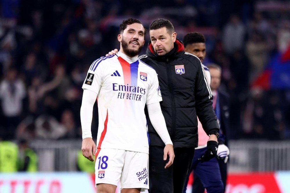 Le milieu de l'OL Rayan Cherki et son entraineur Pierre Sage. AFP
