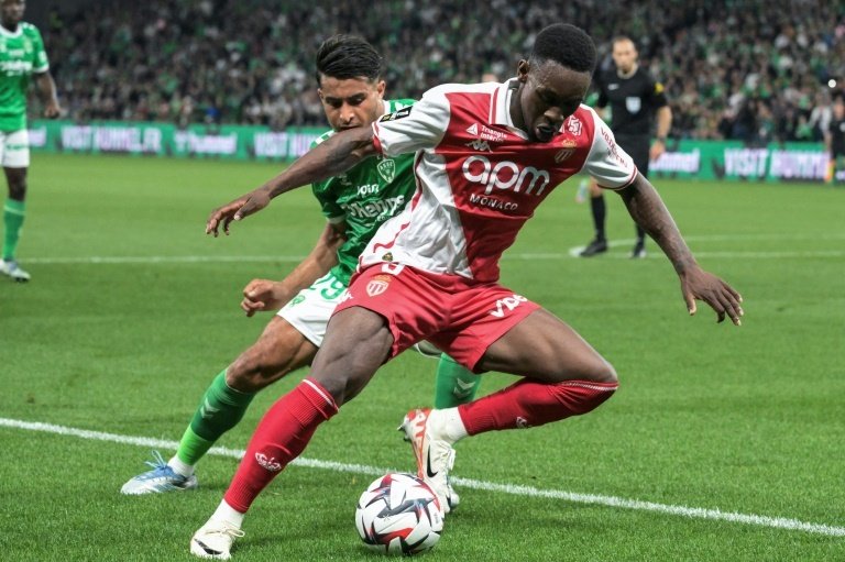 Le Monégasque Folarin Balogun au duel avec le Stéphanois Aimen Moueffek. AFP