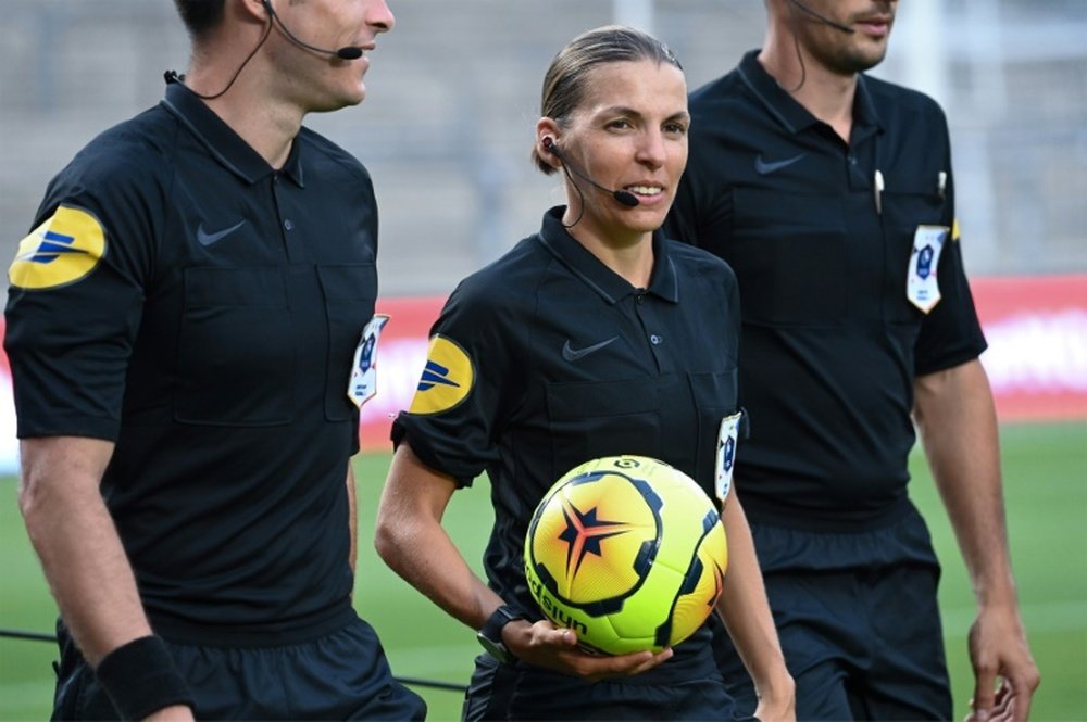 Stéphanie Frappart au sifflet, son premier choc en Ligue 1. AFP