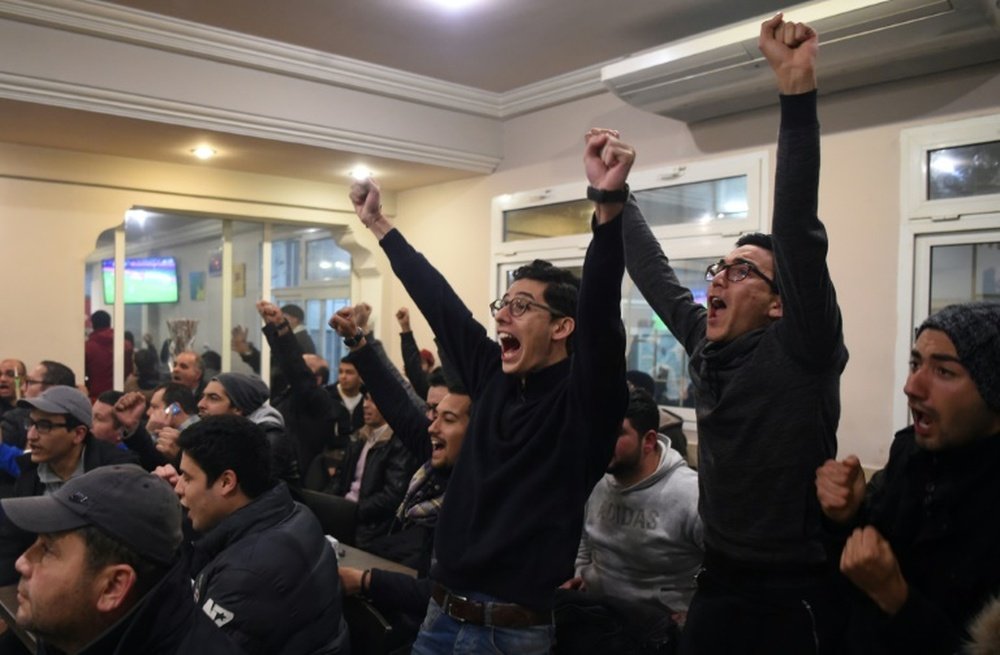 Supporters tunisiens en joie devant un écran TV dans un café à Tunis. AFP