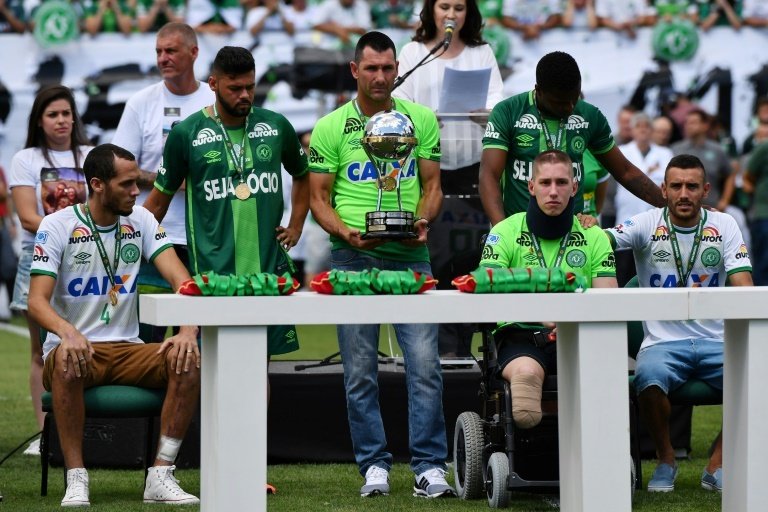 Les survivants du drame de Chapecoense reçoivent le trophée de la Copa Sudamericana