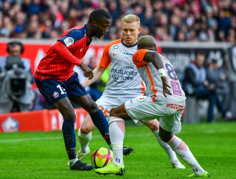 L'attaquant de Lille Nicolas Pépé (g) contre Montpellier. AFP