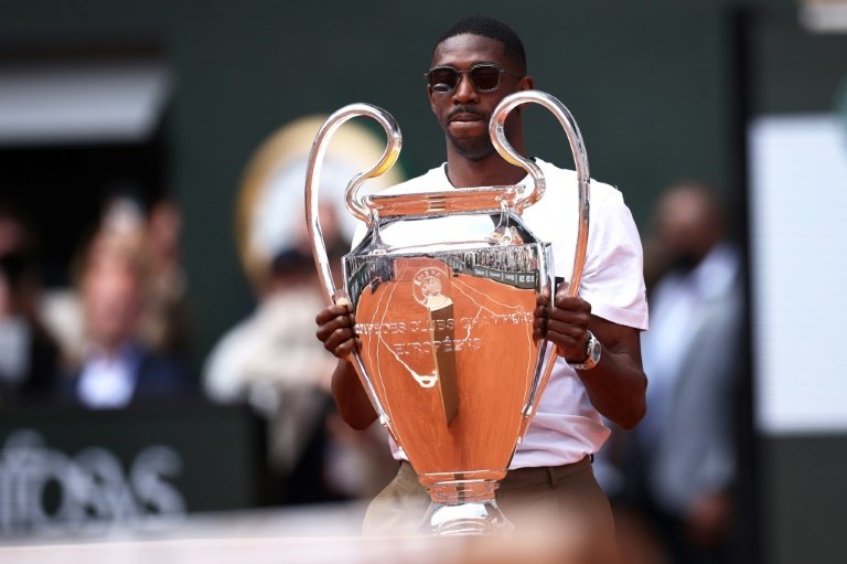 Ousmane Dembélé présente le trophée de la Ligue des champions à Roland-Garros
