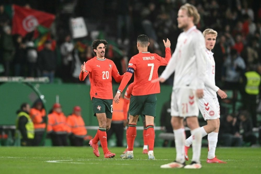 Le remplaçant Francisco Trincao (N.20) félicité par Cristiano Ronaldo. AFP
