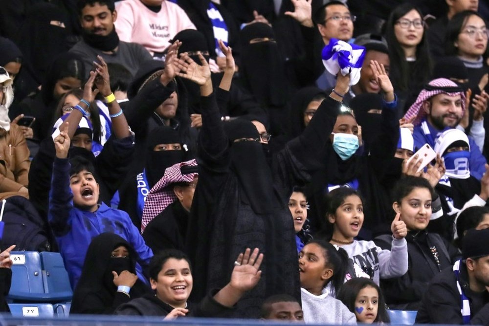 Des femmes assistent à une rencontre entre les clubs saoudiens d'Al-Hilal et d'Al-Ittihad. AFP
