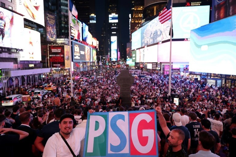Des supporters du PSG sont rassemblés à Times Square, à New York, le 11 juillet 2025. AFP
