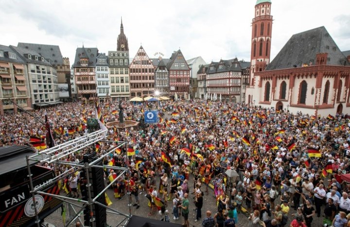 Les Allemandes fêtées par plusieurs milliers de supporters à Francfort