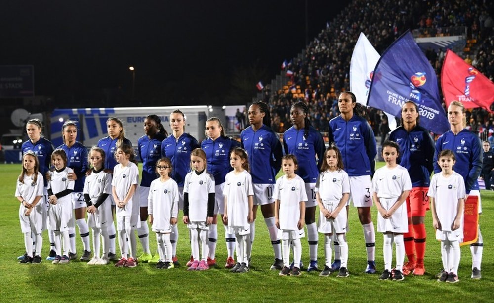L'équipe de France féminine avant un match amical face à l'Allemagne, à Laval. AFP