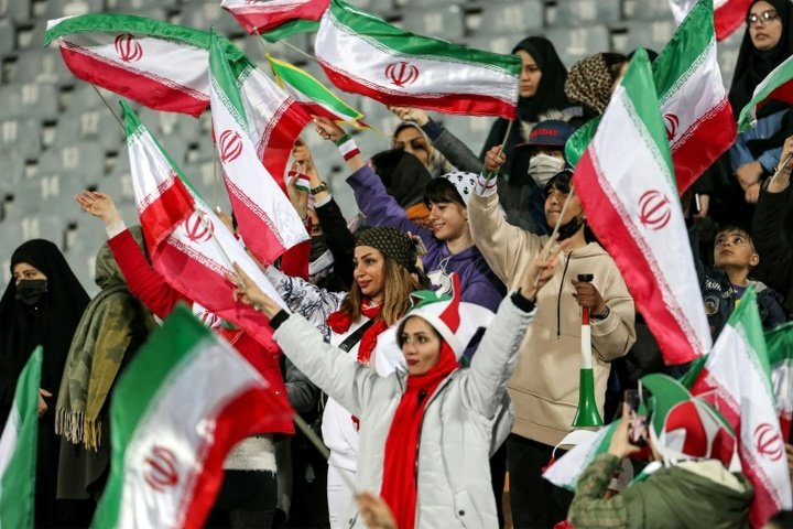 Les Iraniennes autorisées dans un stade pour suivre un match de foot contre la Russie
