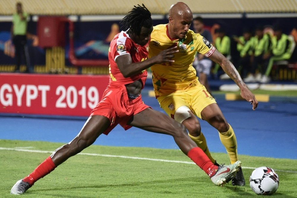 Emmanuel Imorou (d) à la lutte avec l'attaquant de la Guinée Mama Balde lors de la CAN-2019. AFP