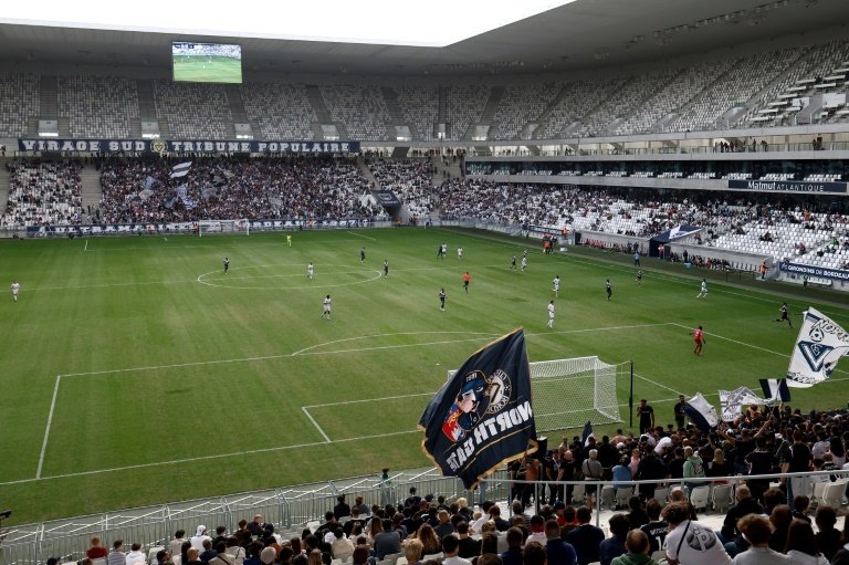 Plus de 10.000 supporters... pour un match de 4e division: les Girondins de Bordeaux, relégués administrativement en National 2, ont retrouvé samedi leur stade du Matmut Atlantique pour affronter les Voltigeurs de Châteaubriant (Loire-Atlantique) dans une ambiance surréaliste.