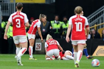La milieu norvégienne Frida Maanum s'est effondrée durant la finale de Coupe de la Ligue anglaise contre Chelsea, dimanche, mais son club d'Arsenal a ensuite assuré qu'elle était 