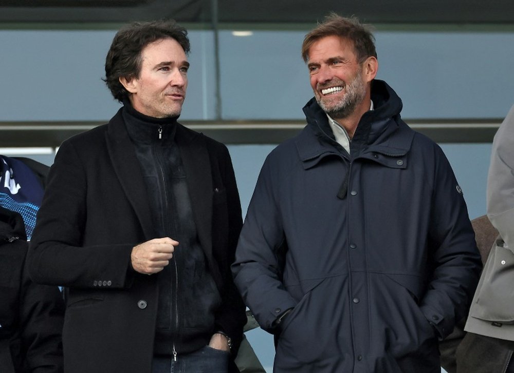 Jürgen Klopp (d) avec Bernard Arnault, avant le match du Paris FC. AFP