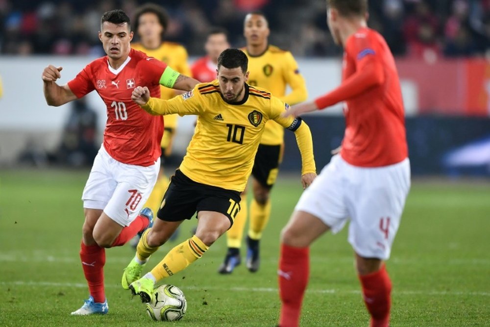 Granit Xhaka (g) à la lutte avec le capitaine belge Eden Hazard. AFP