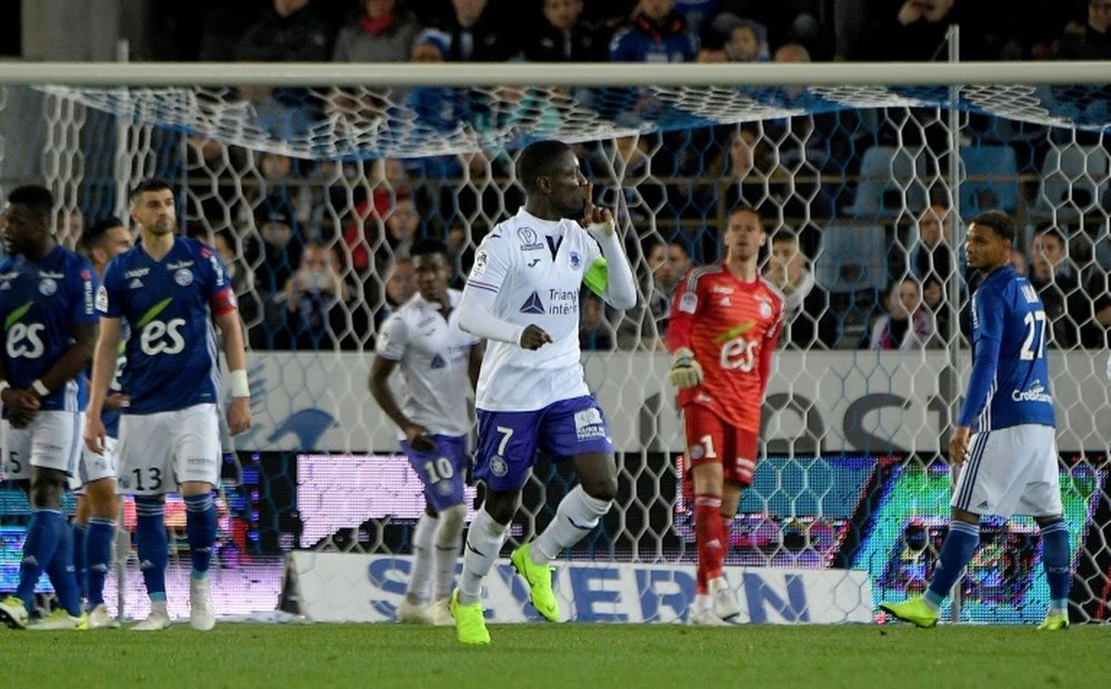 Max-Alain Gradel vient de marquer sur coup franc. AFP
