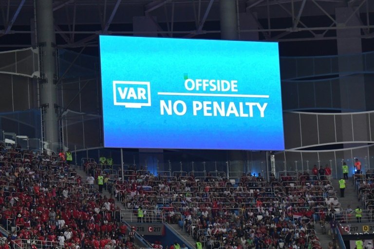 Un écran géant affiche la décision prise après consultation de la vidéo assistance. AFP