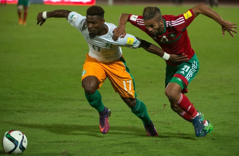 Le défenseur de la Côte d'Ivoire Aurier à la lutte Carcela en qualif pour le Mondial-2018. AFP