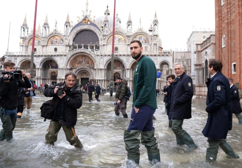 L'équipe d'Italie en visite dans Venise inondée. AFP
