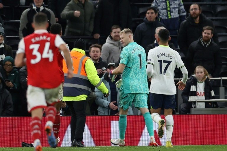 Le gardien d'Arsenal, Ramsdale, cible d'un coup de pied d'un supporter de Tottenham