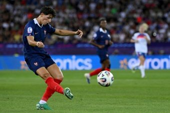 La défenseuse des Bleues Elisa De Almeida face aux Anglaises. AFP