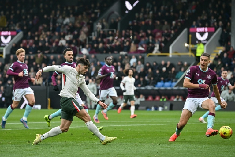 Chelsea embala contra o Burnley e aguarda os 'Gunners'