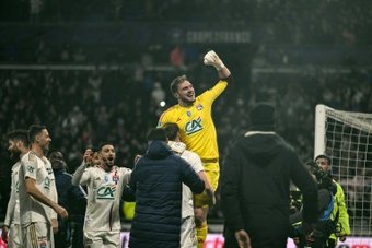 Lyon s'est qualifié pour les demi-finales de la coupe de France après avoir battu Strasbourg 0 à 0, 4 à 3 aux tirs au but mardi au Groupama stadium au terme d'un match médiocre dont le gardien brésilien Lucas Perri a été le héros.