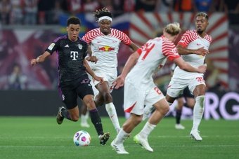 Après avoir été mené 2 à 0 sur la pelouse du RB Leipzig, le Bayern Munich est parvenu à renverser la rencontre pour arracher le match nul (2-2) samedi, mais cède toutefois les commandes de la Bundesliga au Bayer Leverkusen.