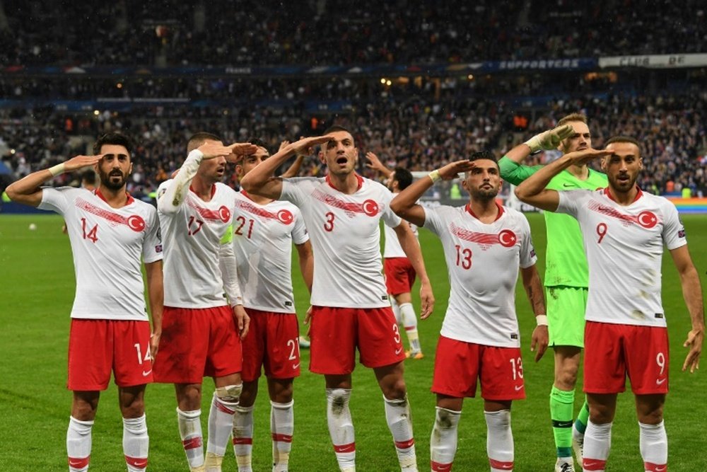 Les joueurs turcs ont refait le salut militaire après leur but. AFP