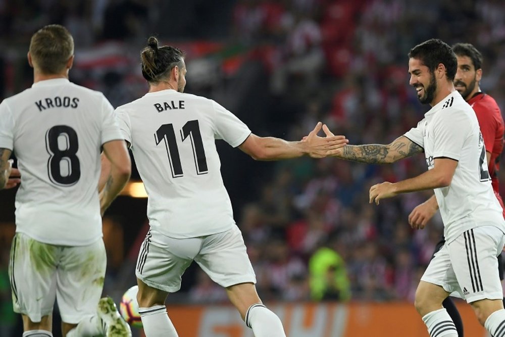 Le milieu de terrain du Real Madrid Isco (d) félicité par son équipe. AFP