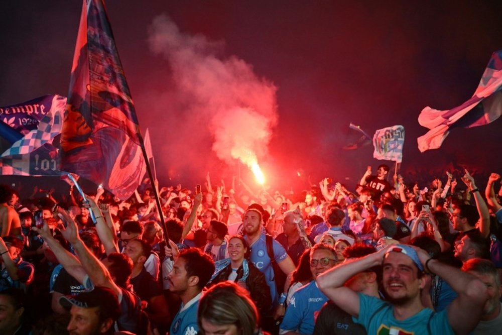 Les supporters du Napoli, euphoriques, célèbrent la conquête du 'scudetto'. AFP